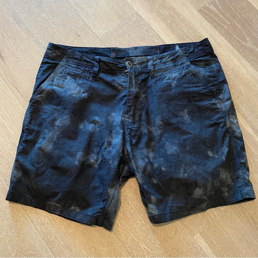 Paperbacks tie dye camo blue 6’ inseam flat front chino shorts sz 31